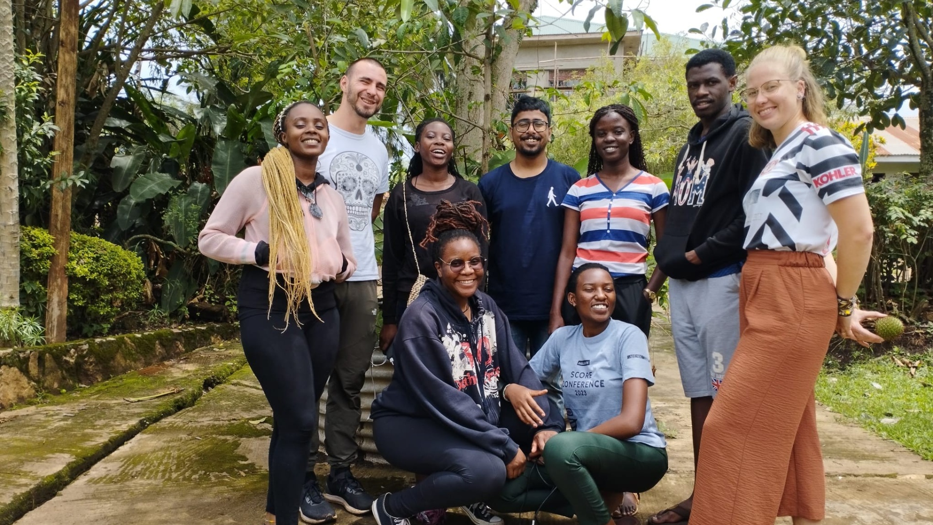 Gruppe junger Menschen, unter ihnen Annan Gonzalez, posiert für ein Gruppenbild in Uganda.