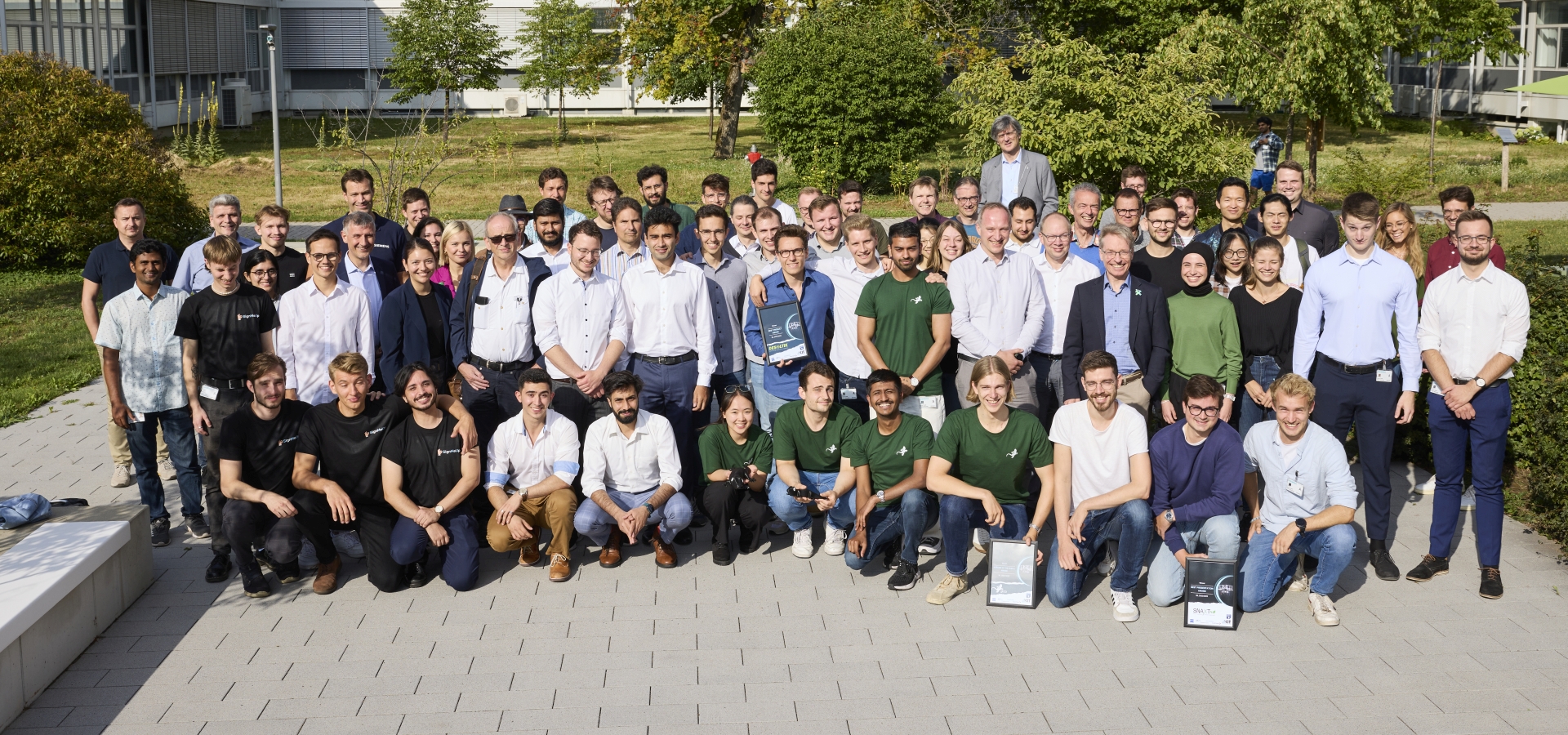 Die teilnehmenden Studierenden posieren gemeinsam für ein Gruppenbild.