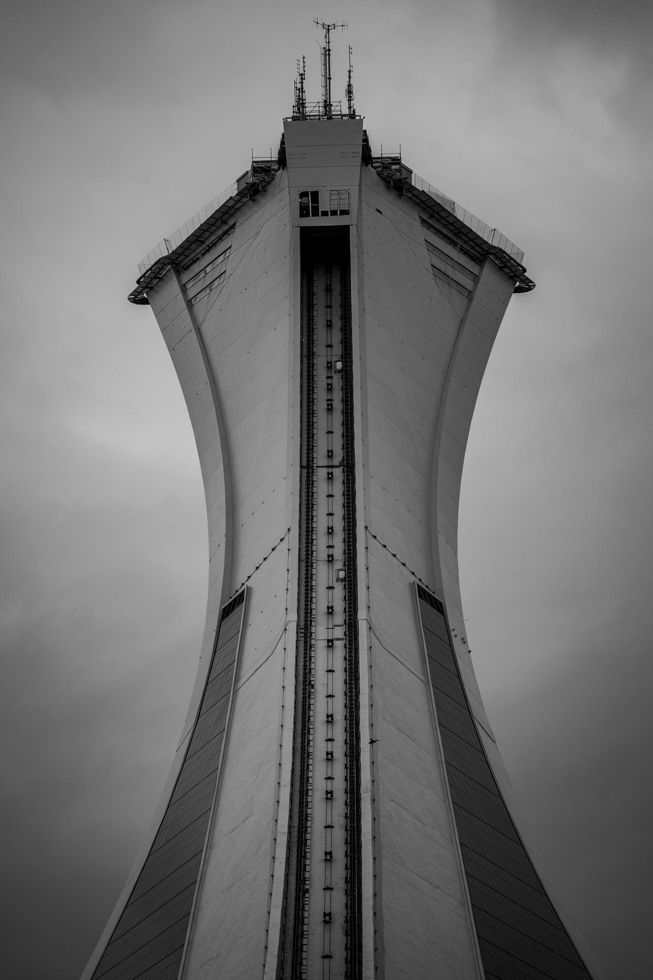 Architektonischer Turm mit futuristischem Design, von unten nach oben fotografiert.