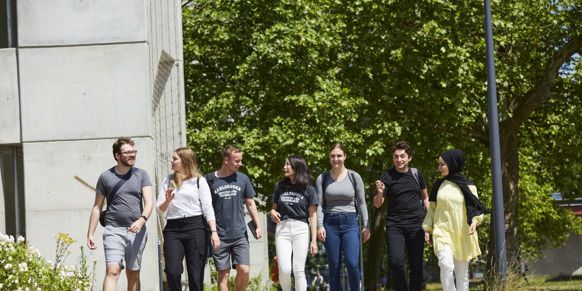 Eine Gruppe Studierender läuft über den Campus.