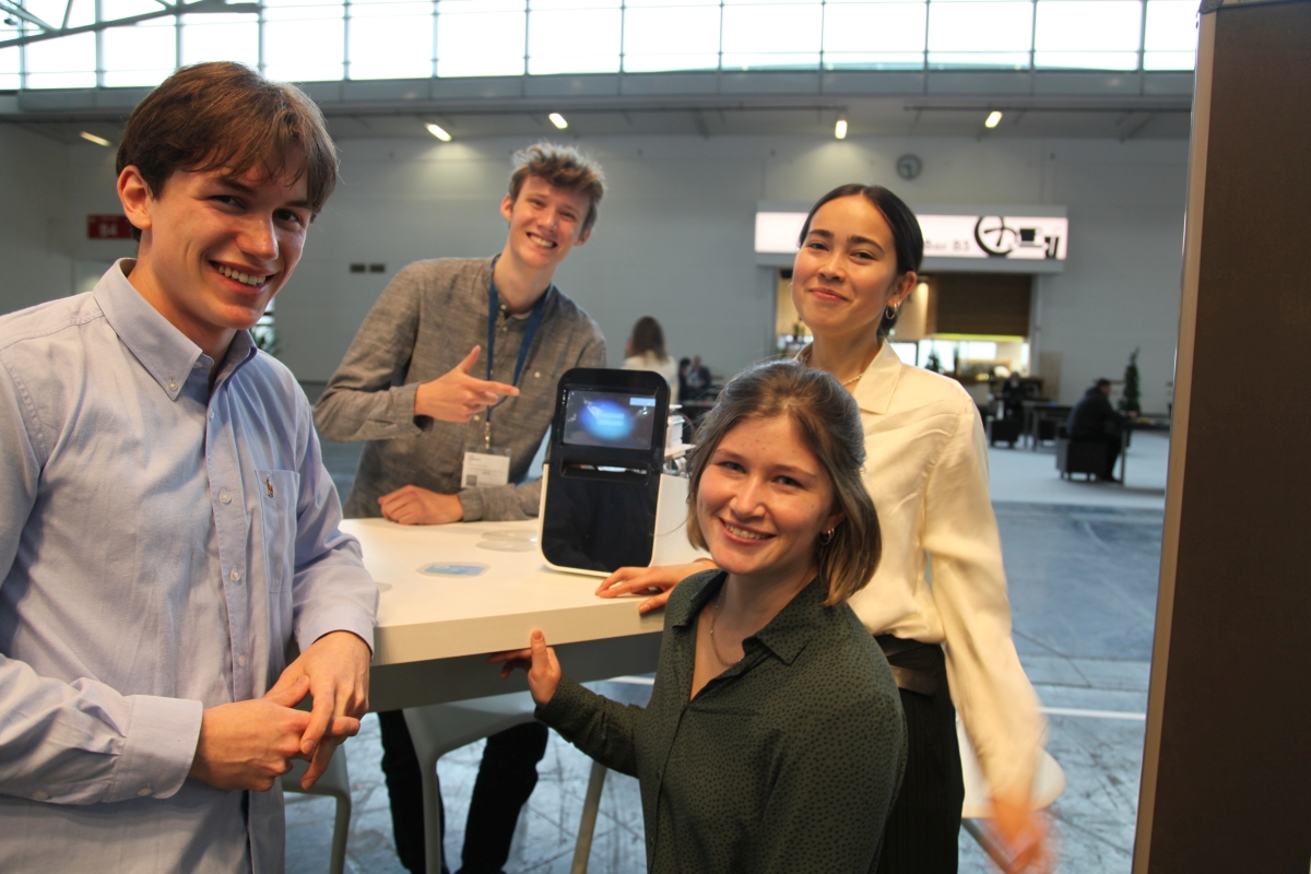 Das Bild zeigt die Studierenden, die den Wettbewerb gewonen haben gemeinsa mit ihrem mobilen PCR-Gerät.