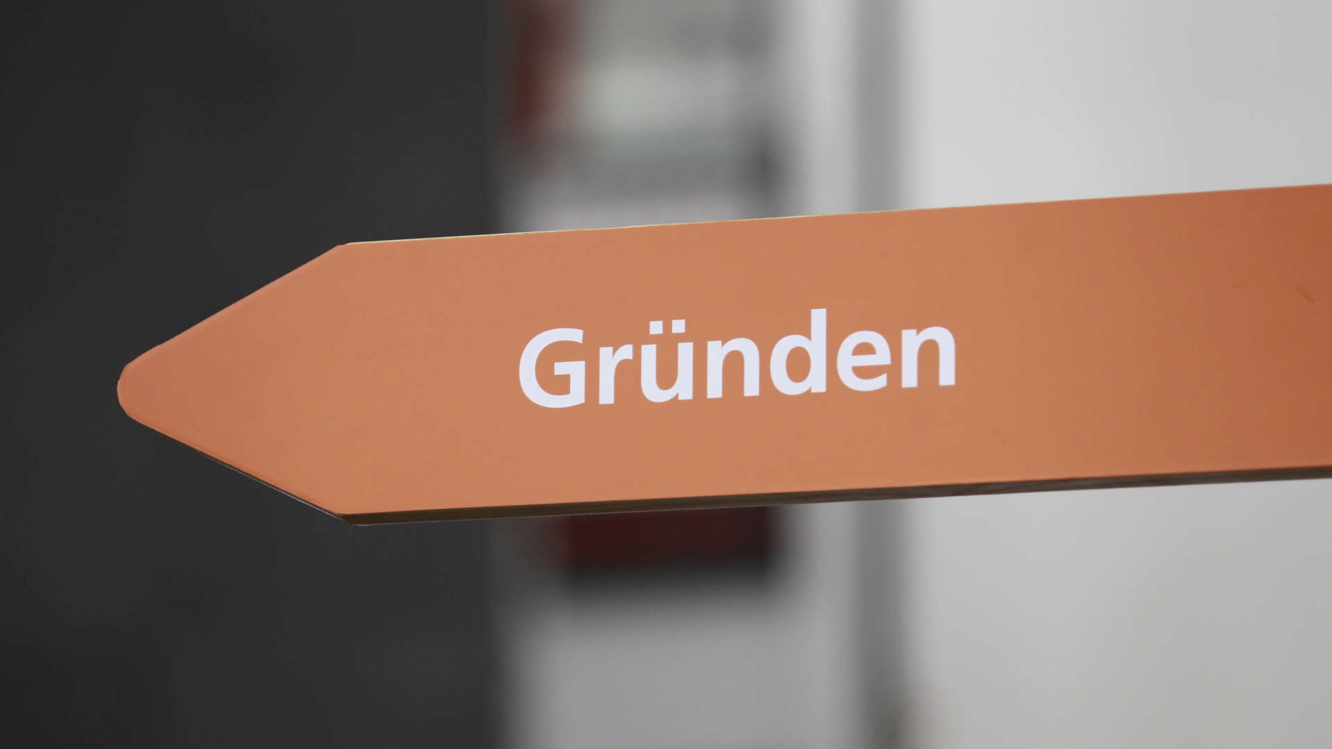 Schild, auf dem "Gründen" steht.