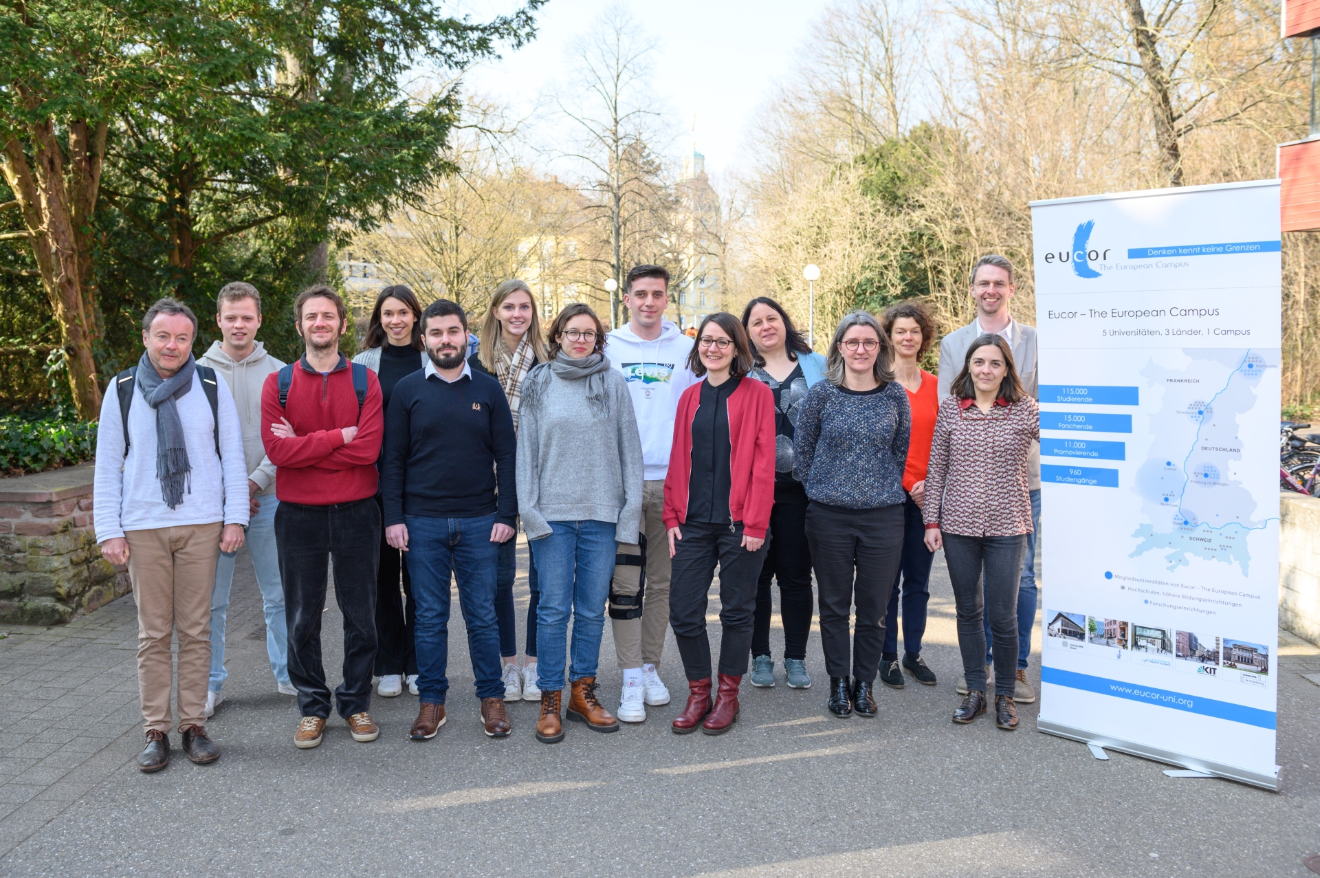 Ein Gruppenbild mit allen Teilnehmenden des Student Research Lab.