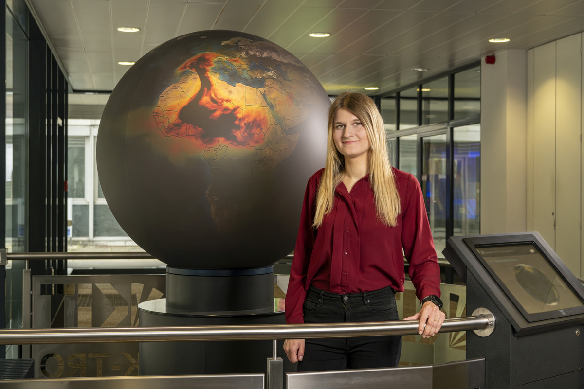 Hannah Meyer steht vor dem Präsentationsglobus, auf dem verschiedene Klimaszenarien simuliert werden können.