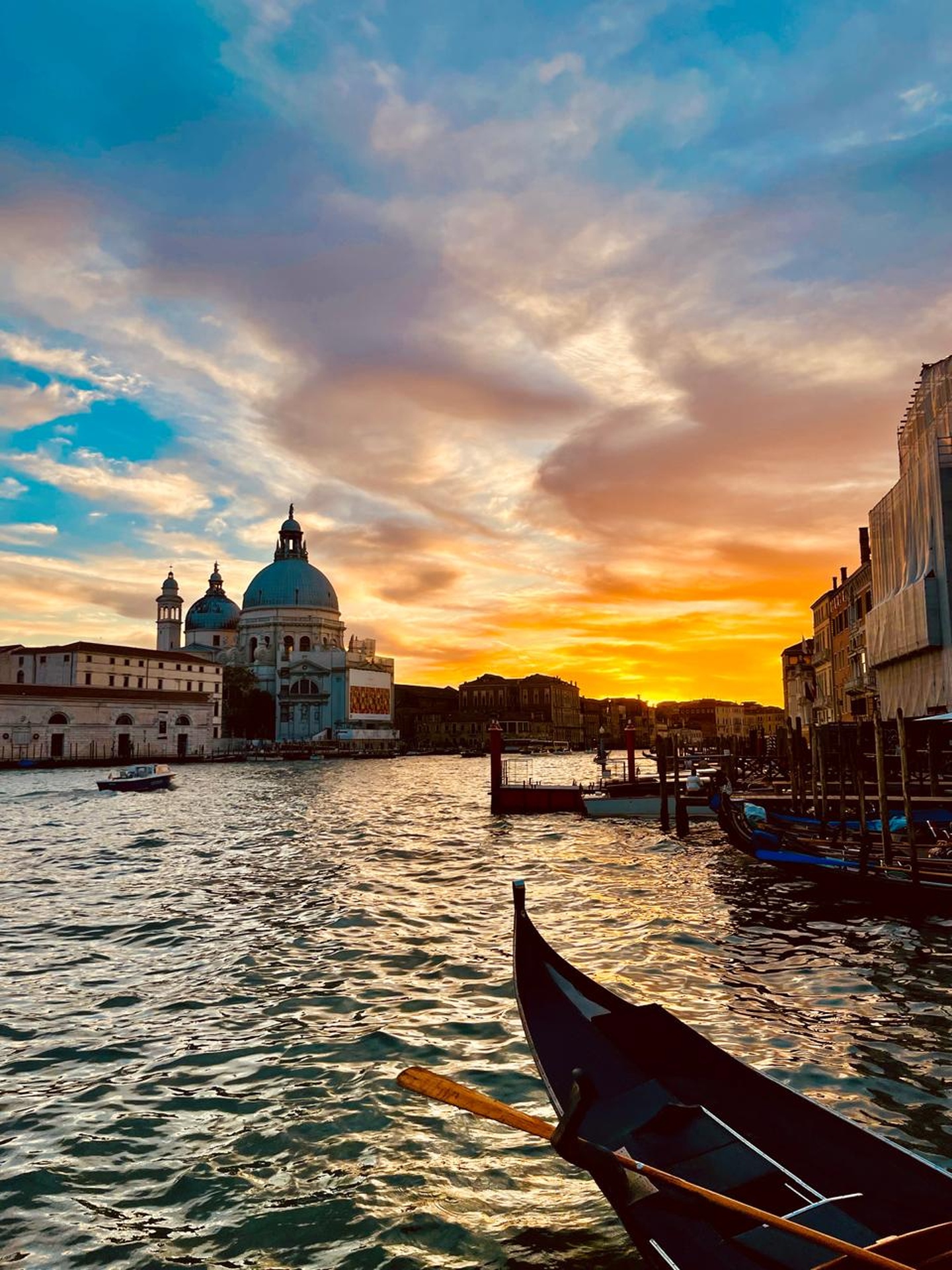 Sonnenuntergang über Venedig mit Gondel und Basilica di Santa Maria della Salute.