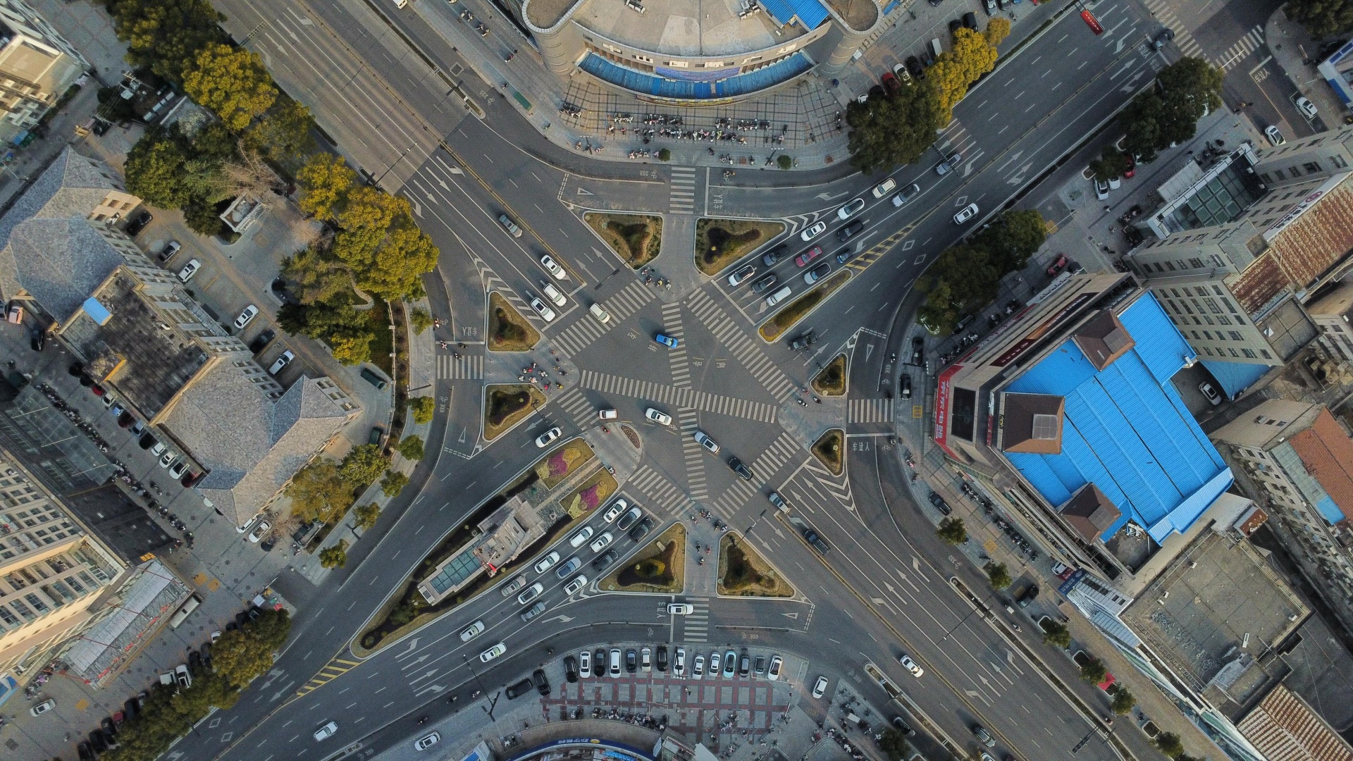 Luftaufnahme einer sechsspurigen Kreuzung in einer Stadt.