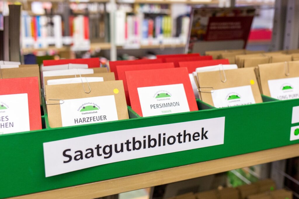 Eine Box mit den Saatguttüten steht zum Mitnehmen bereit. 