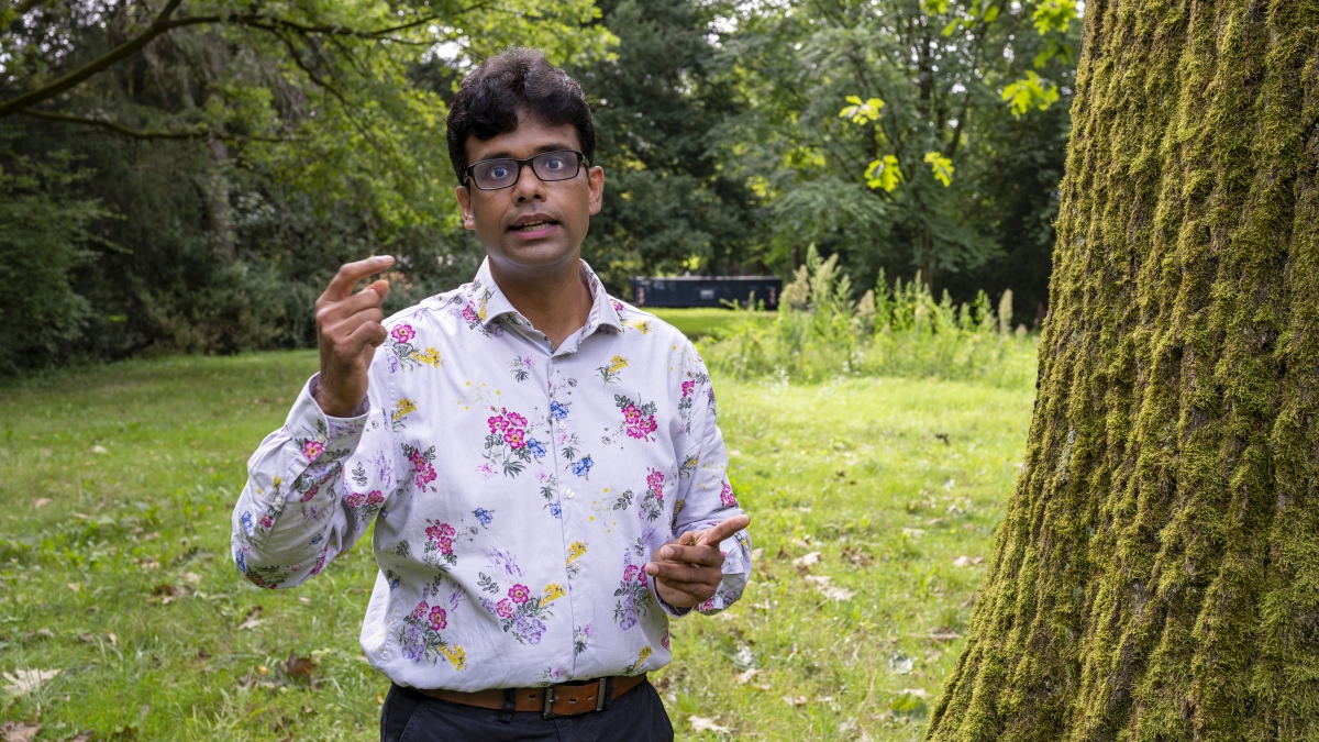 Somidh Saha erklärt Dinge über den Wald. 
