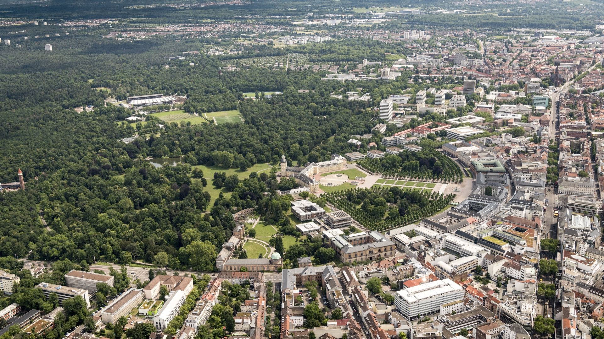 Vogelperspektive von Karlsruhe, auf dem der Wald und die Stadt im Kontrast dargestellt ist. 
