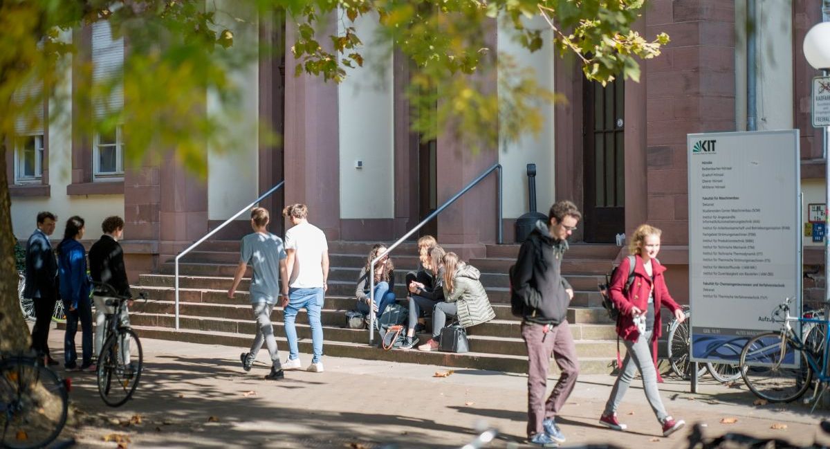 Eine Gruppe Studierender läuft über den Campus.