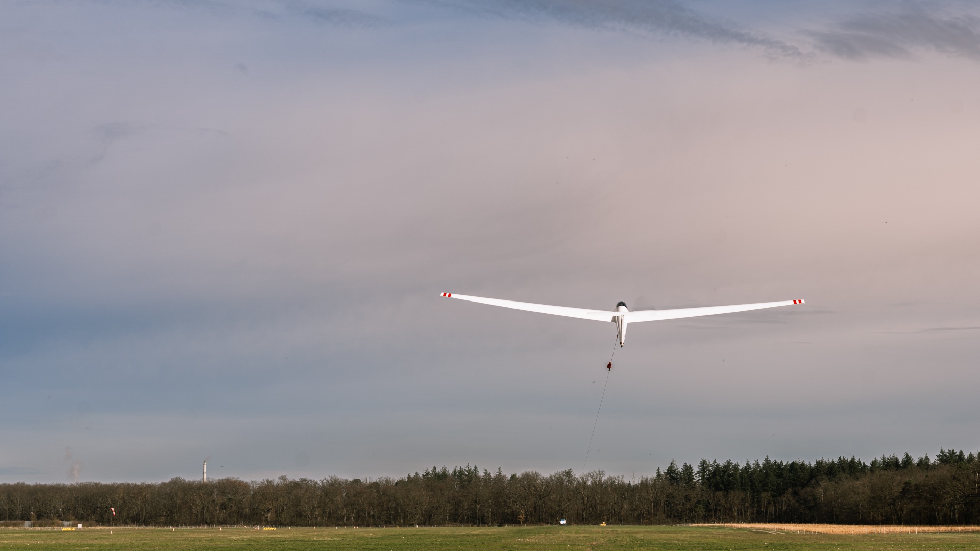 Ein Segelflieger in der Luft. 