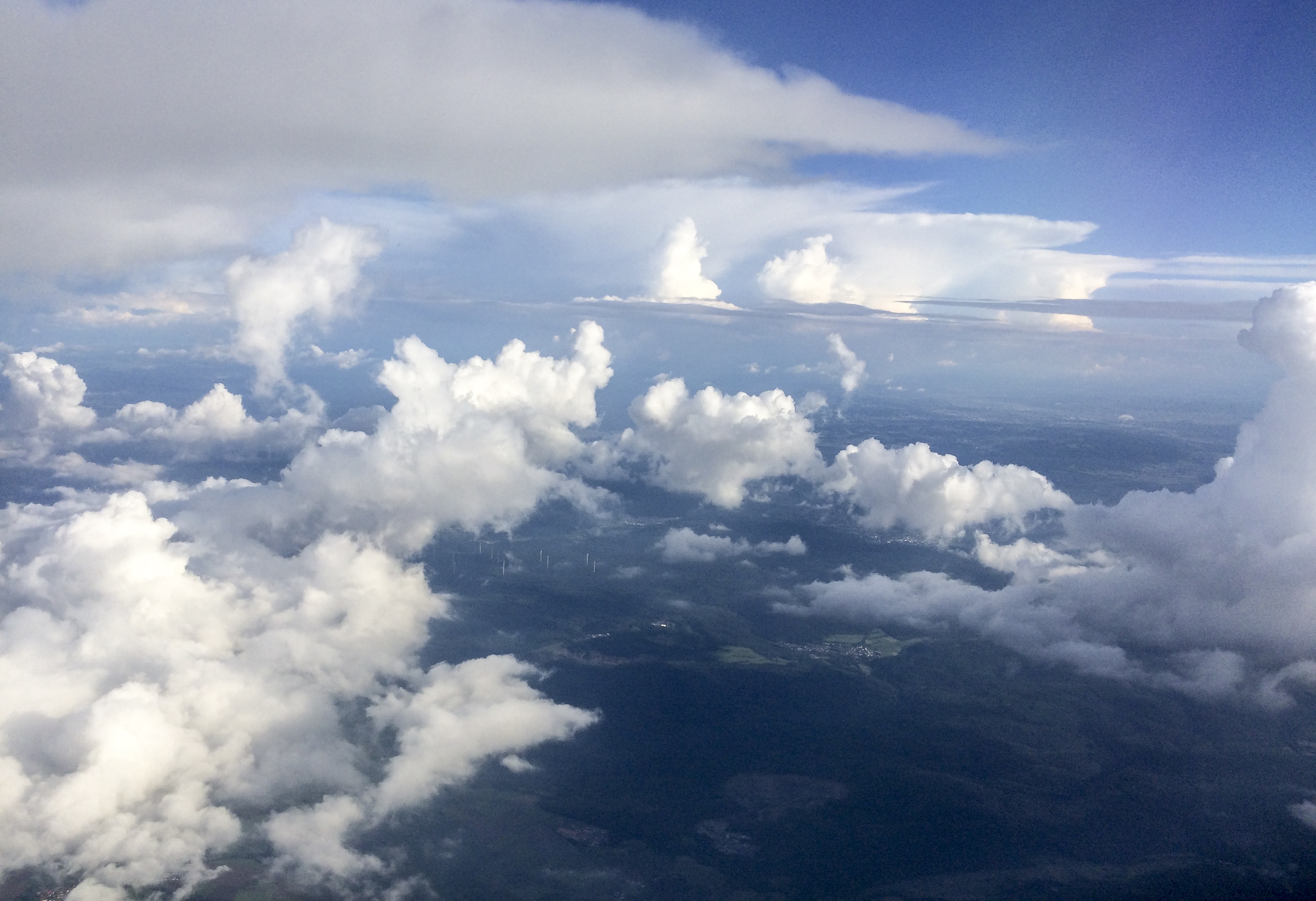 Wolken im Himmel, fotografiert aus einem Flugzeug heraus. 