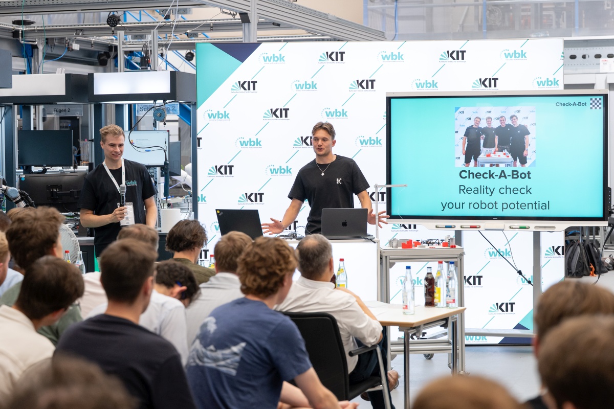 Studierende pr&auml;sentieren ihr Projekt beim Pitch.