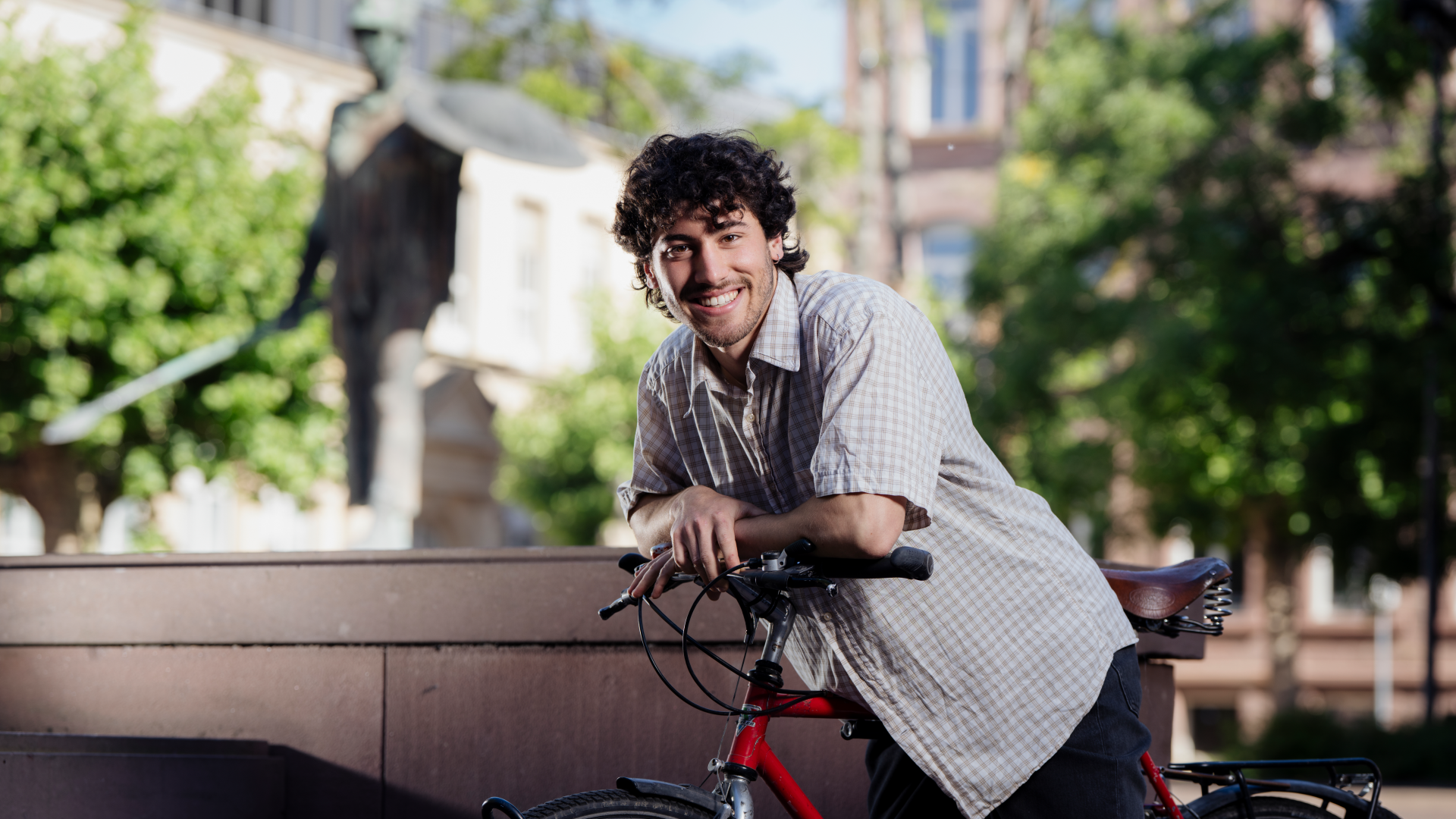 Luis Schuster mit seinem Fahrrad.
