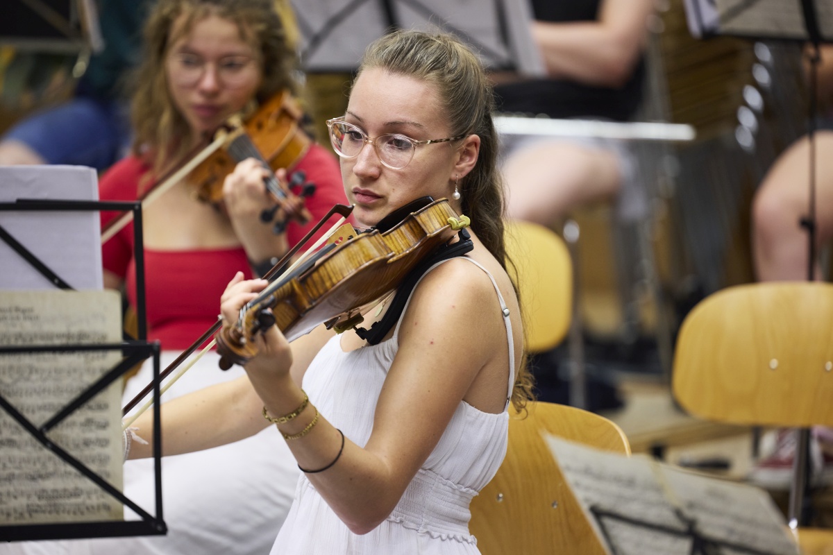 Luise Dauth spielt sitzend ihre Violine.