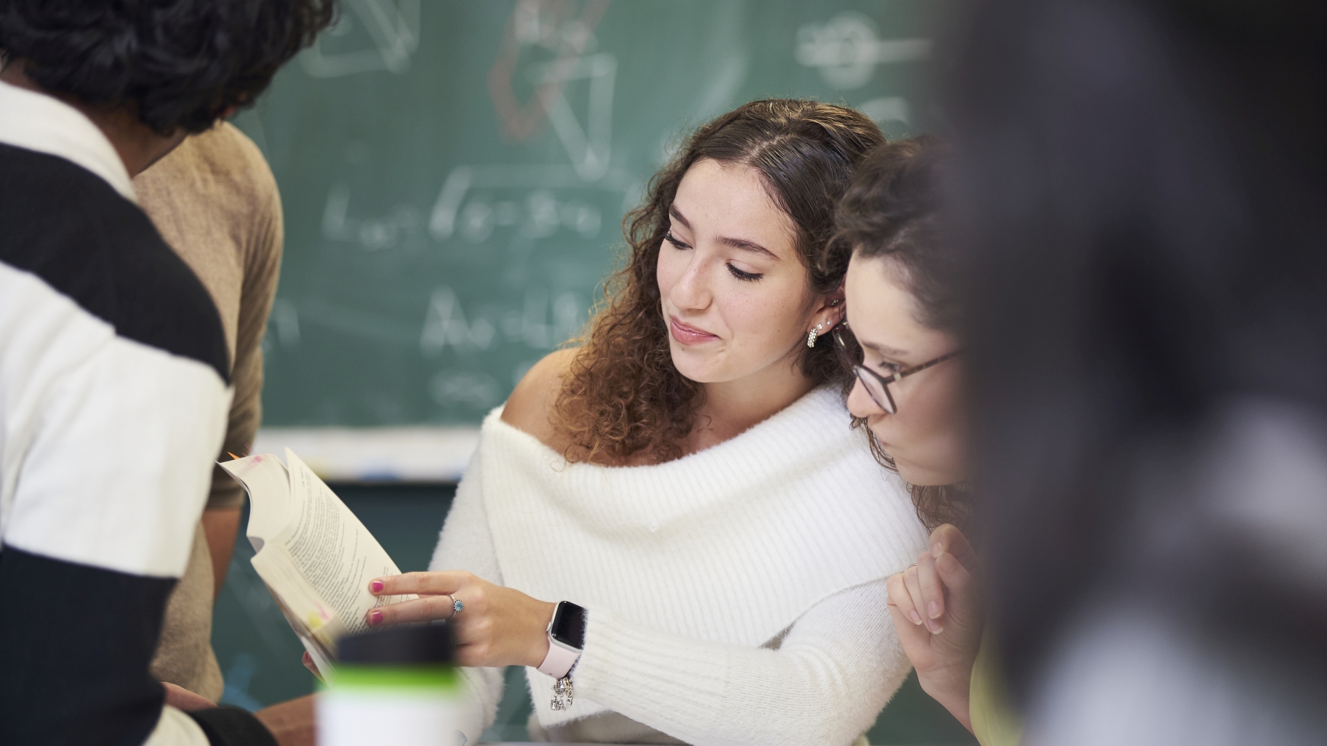 Eine Gruppe Studierender lernt gemeinsam