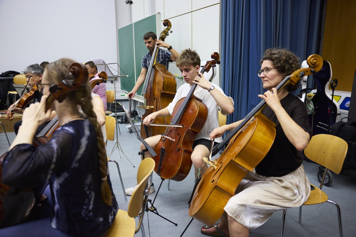 Nils Dettweiler spielt sein Cello. 