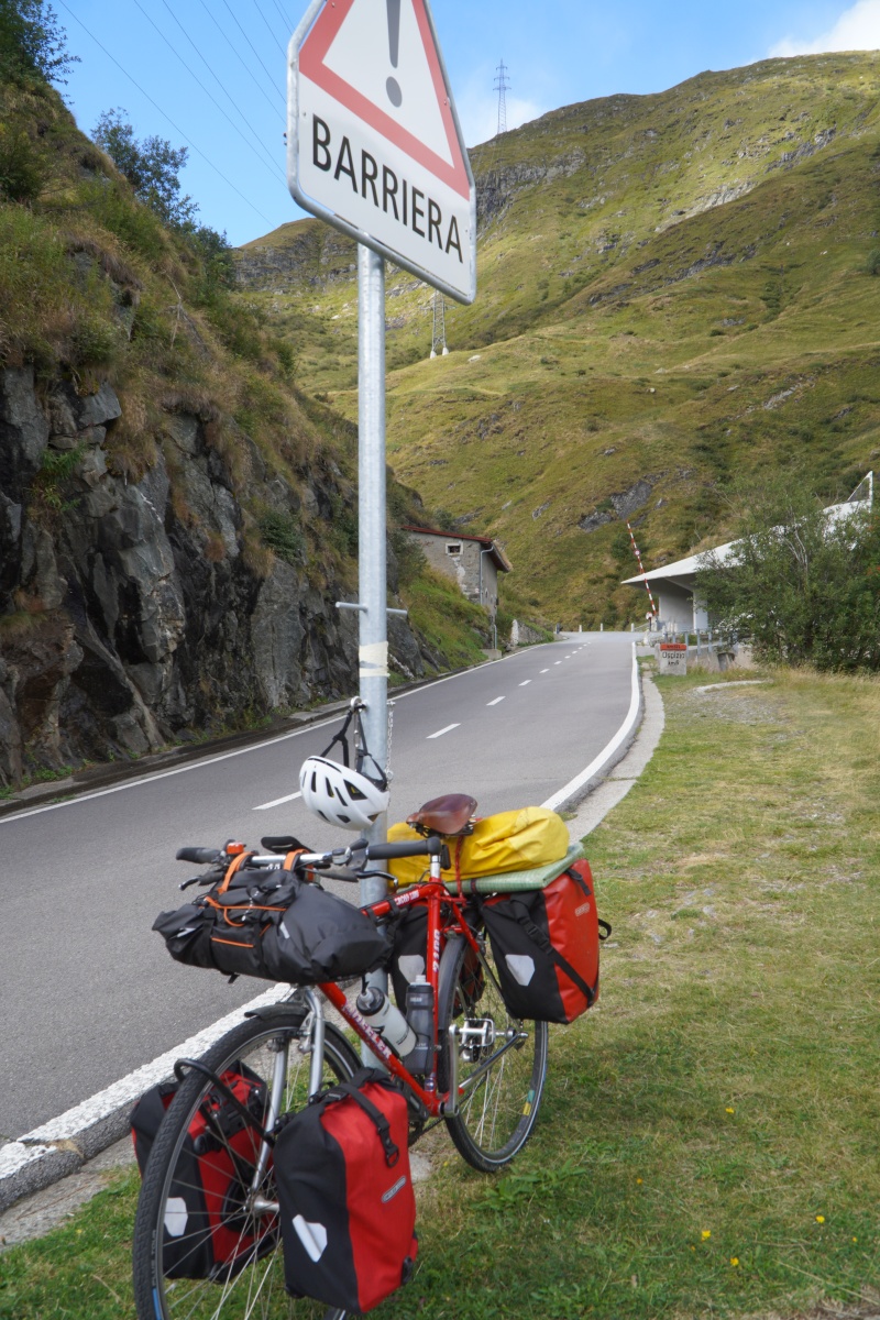 Das Fahrrad von Luis Schuster am Rand einer Passstra&szlig;e.