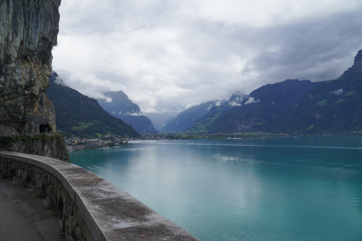 Blick auf einen Bergsee.