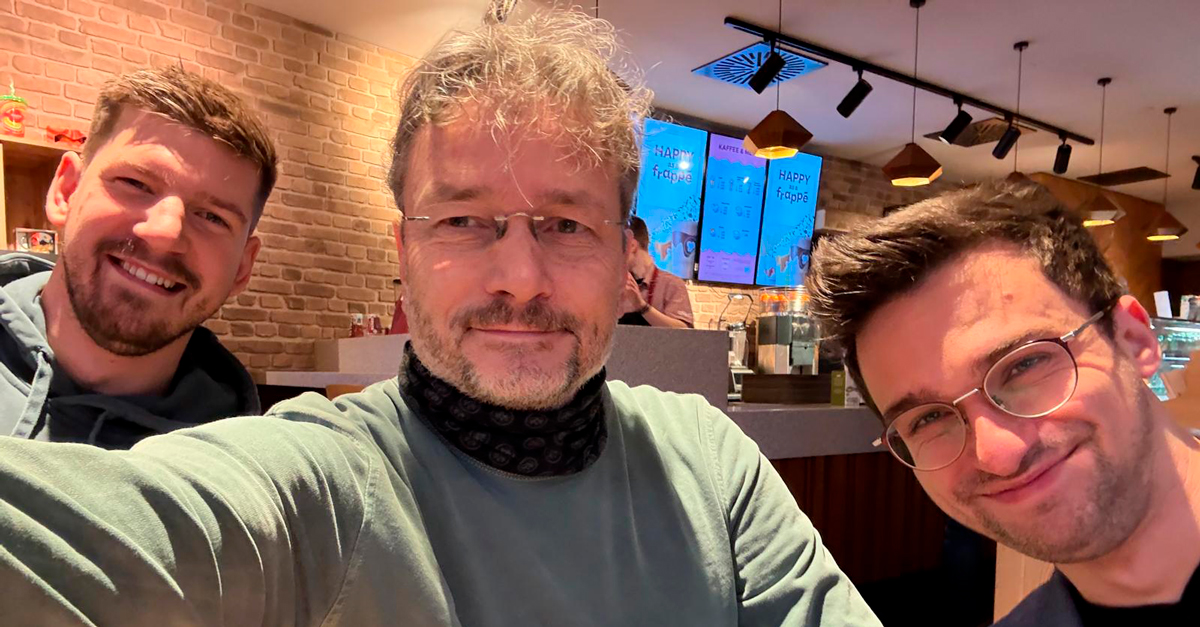 Nikola Lukezic (l.) und Moritz Zink (r.) und Eric Sax (mitte) posieren für ein Selfie.