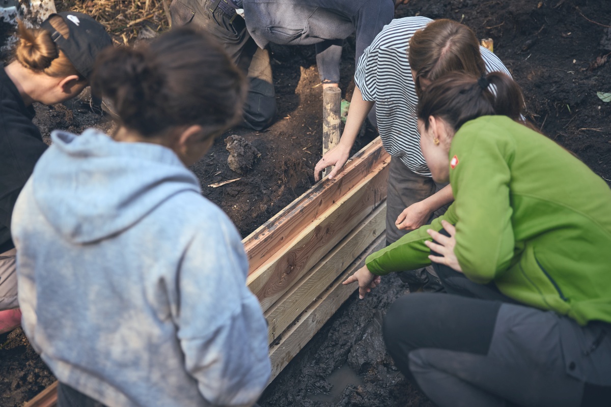 F&uuml;nf Personen bei arch&auml;ologischen Ausgrabungen.