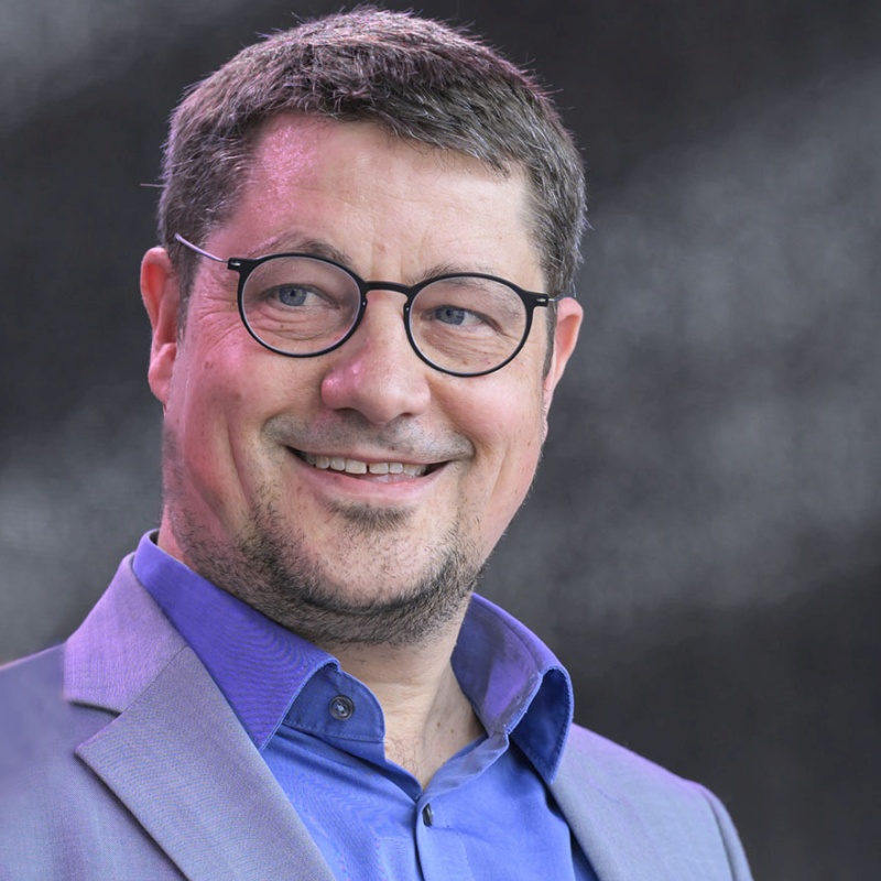 Arne Upmeier posiert f&uuml;r ein Foto.
