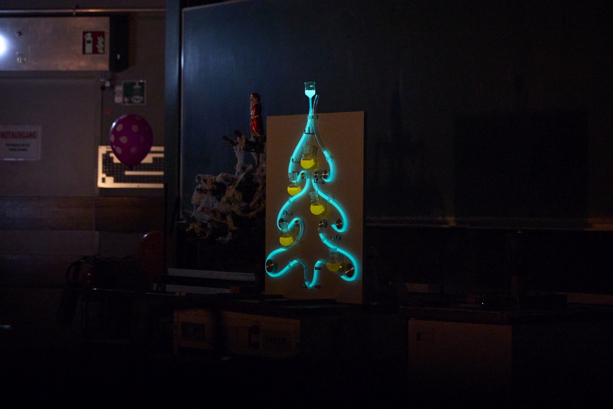 Ein leuchtender Weihnachtsbaum durch chemische Reaktionen.